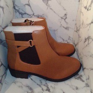 NWT ST John's Bay ankle boots